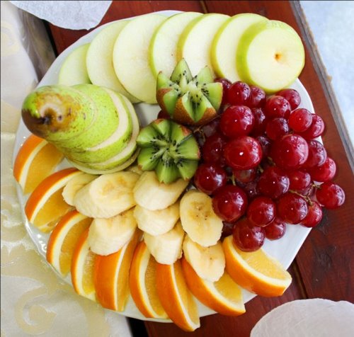 Talla de fruites a la taula festiva: idees fotogràfiques increïbles