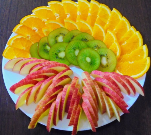 Tranche de fruits sur la table de fête - idées de photos incroyables
