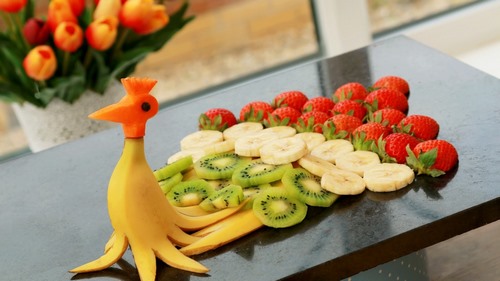 Fruktskivning på festbordet - fantastiska fotoidéer