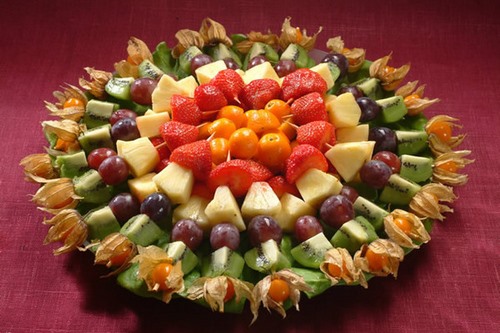 Talla de fruites a la taula festiva: idees fotogràfiques increïbles