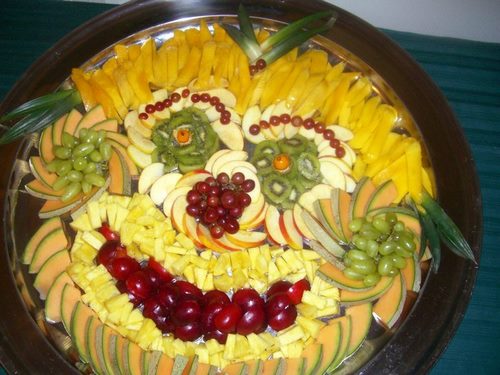 Affettatura di frutta sul tavolo festivo - fantastiche idee fotografiche