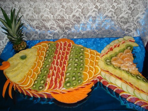 Affettatura di frutta sul tavolo festivo - fantastiche idee fotografiche