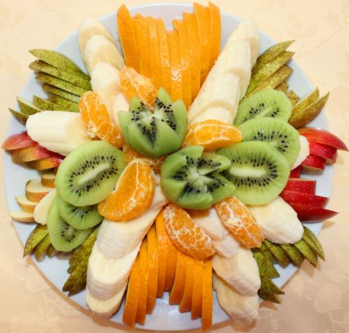 Fruit snijden op de feesttafel - geweldige foto-ideeën
