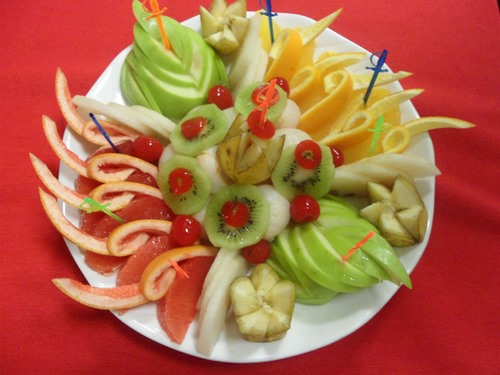 Rebanadas de frutas en la mesa festiva: ideas fotográficas increíbles