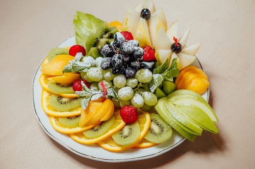 Krájanie ovocia na slávnostnom stole - úžasné fotografické nápady
