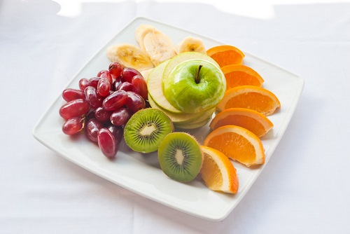 Menghiris buah-buahan di atas meja perayaan - idea foto yang menakjubkan