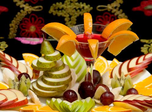 Fruit snijden op de feesttafel - geweldige foto-ideeën