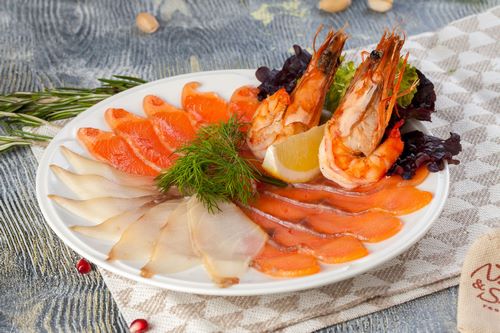 Fish slicing - ideas on how to arrange fish snacks on the festive table