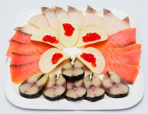 Fatias de peixe - idéias sobre como organizar lanches de peixe na mesa festiva