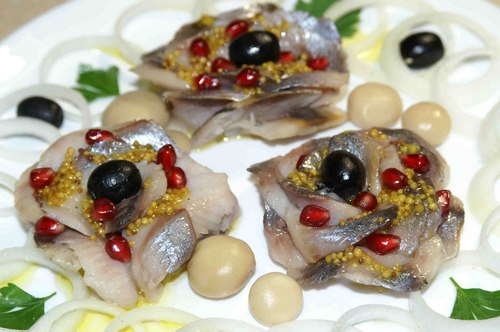 Fatias de peixe - idéias sobre como organizar lanches de peixe na mesa festiva