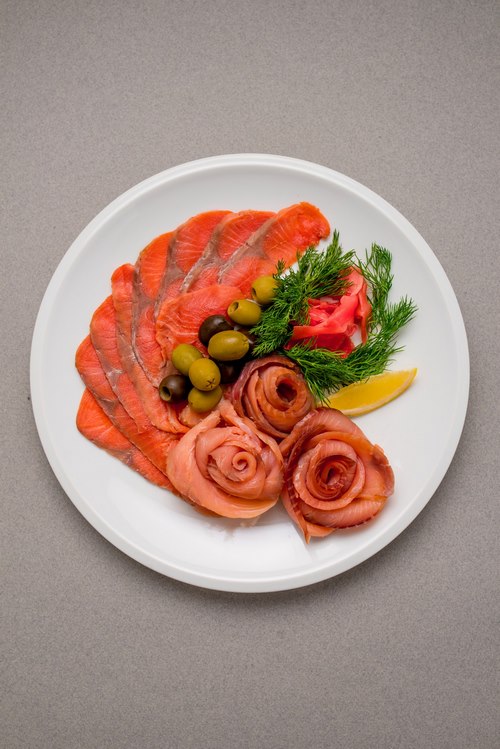 Fatias de peixe - idéias sobre como organizar lanches de peixe na mesa festiva