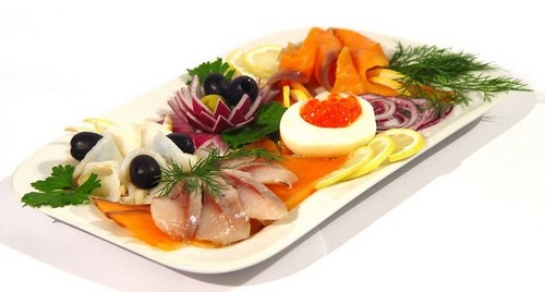 Menghirup ikan - idea mengenai cara menguruskan makanan ringan di meja perayaan