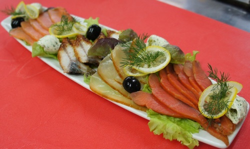 Fatias de peixe - idéias sobre como organizar lanches de peixe na mesa festiva