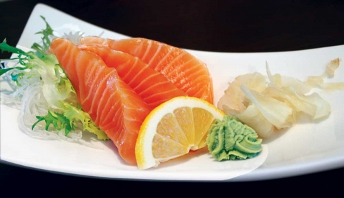 Cắt cá - ý tưởng về cách sắp xếp đồ ăn nhẹ cá trên bàn lễ hội