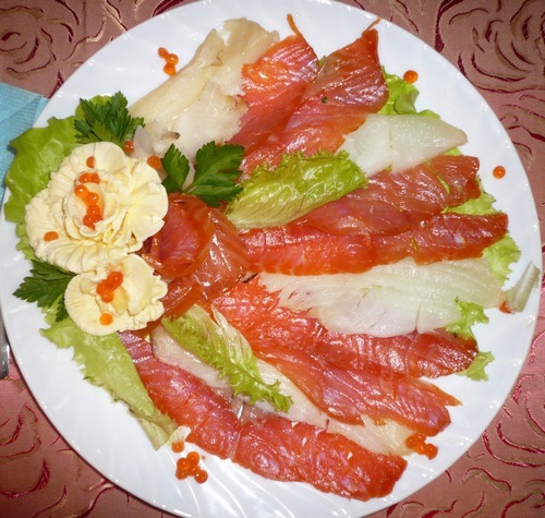 Fatias de peixe - idéias sobre como organizar lanches de peixe na mesa festiva