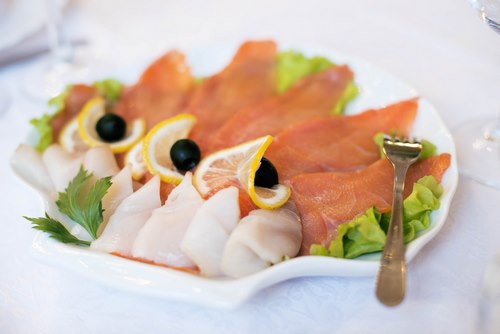 การหั่นปลา - แนวคิดเกี่ยวกับวิธีการจัดอาหารว่างปลาบนโต๊ะเทศกาล