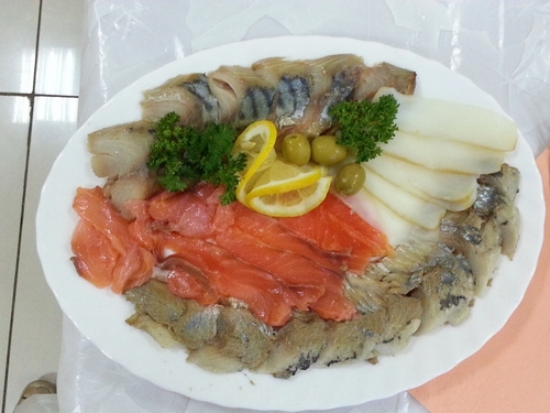 Fatias de peixe - idéias sobre como organizar lanches de peixe na mesa festiva