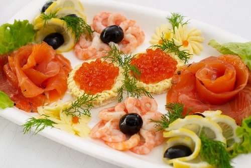 Fatias de peixe - idéias sobre como organizar lanches de peixe na mesa festiva