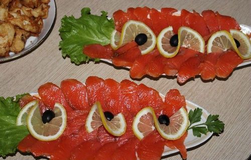 Fatias de peixe - idéias sobre como organizar lanches de peixe na mesa festiva