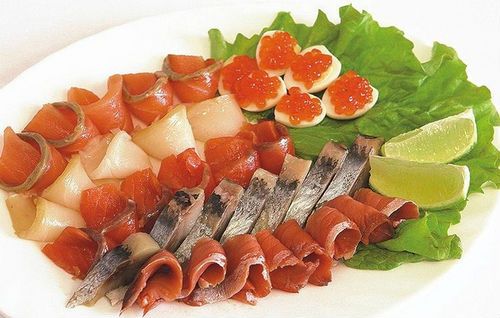 Fatias de peixe - idéias sobre como organizar lanches de peixe na mesa festiva