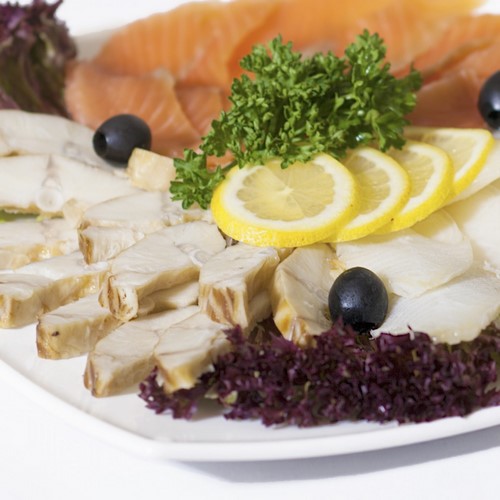 Fatias de peixe - idéias sobre como organizar lanches de peixe na mesa festiva