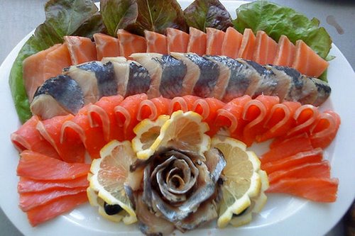 Cắt cá - ý tưởng về cách sắp xếp đồ ăn nhẹ cá trên bàn lễ hội