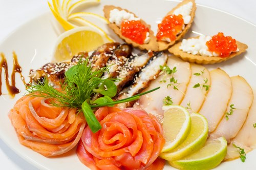 Fatias de peixe - idéias sobre como organizar lanches de peixe na mesa festiva