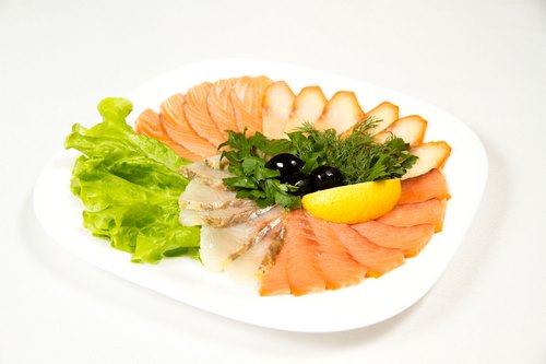 Menghirup ikan - idea mengenai cara menguruskan makanan ringan di meja perayaan