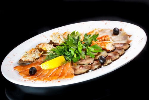 Fatias de peixe - idéias sobre como organizar lanches de peixe na mesa festiva