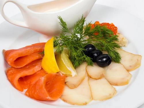 Fatias de peixe - idéias sobre como organizar lanches de peixe na mesa festiva