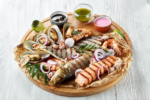 Fatias de peixe - idéias sobre como organizar lanches de peixe na mesa festiva