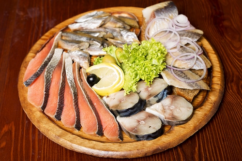 Fatias de peixe - idéias sobre como organizar lanches de peixe na mesa festiva