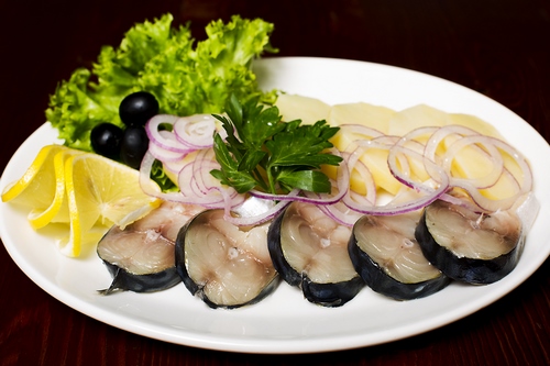 Fatias de peixe - idéias sobre como organizar lanches de peixe na mesa festiva