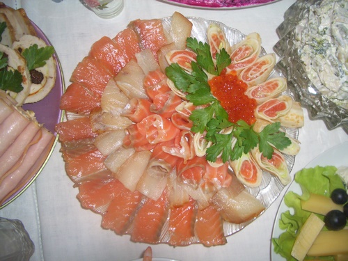 Fatias de peixe - idéias sobre como organizar lanches de peixe na mesa festiva