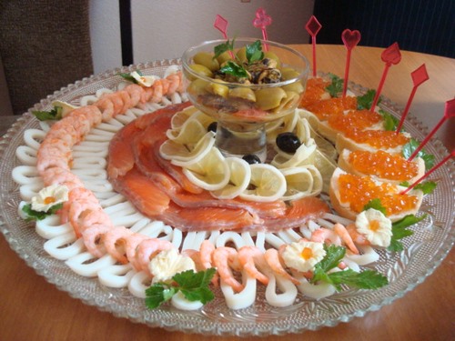 Krojenie ryb - pomysły, jak układać przekąski rybne na świątecznym stole