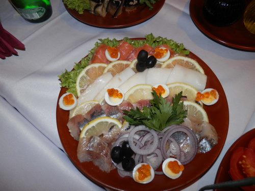 Fatias de peixe - idéias sobre como organizar lanches de peixe na mesa festiva