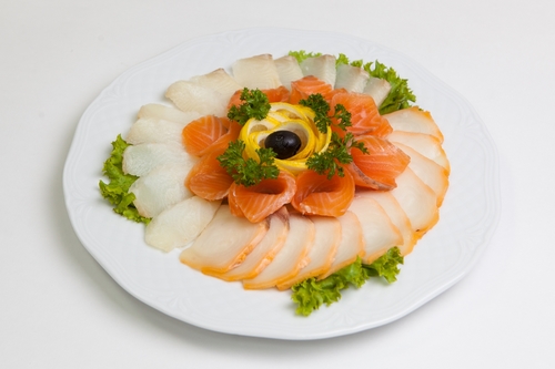 Fatias de peixe - idéias sobre como organizar lanches de peixe na mesa festiva