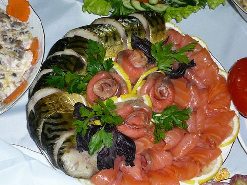 Fatias de peixe - idéias sobre como organizar lanches de peixe na mesa festiva