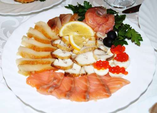 Fatias de peixe - idéias sobre como organizar lanches de peixe na mesa festiva