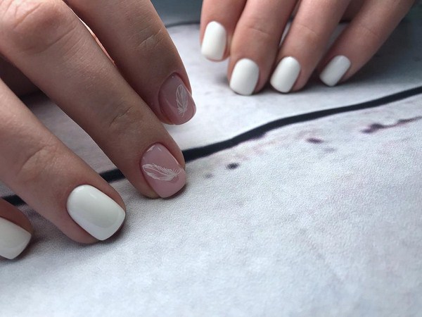 Manucure légère à la mode 2020-2021: le meilleur design d'ongle dans les tons clairs