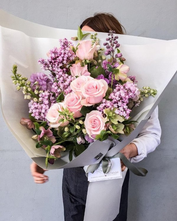 Charming floral arrangements 2020-2021: top trends and trends of the season in the photo