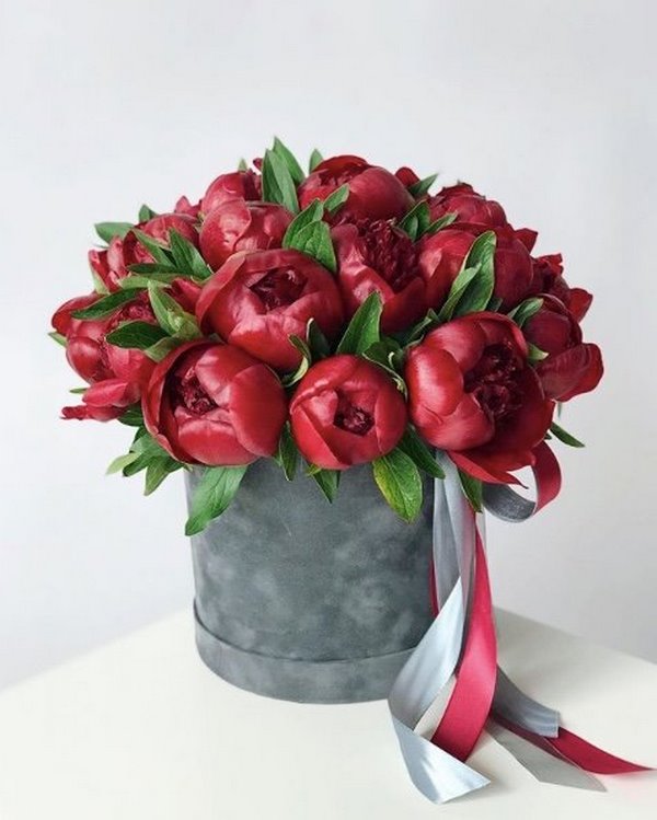 Charming floral arrangements 2020-2021: top trends and trends of the season in the photo