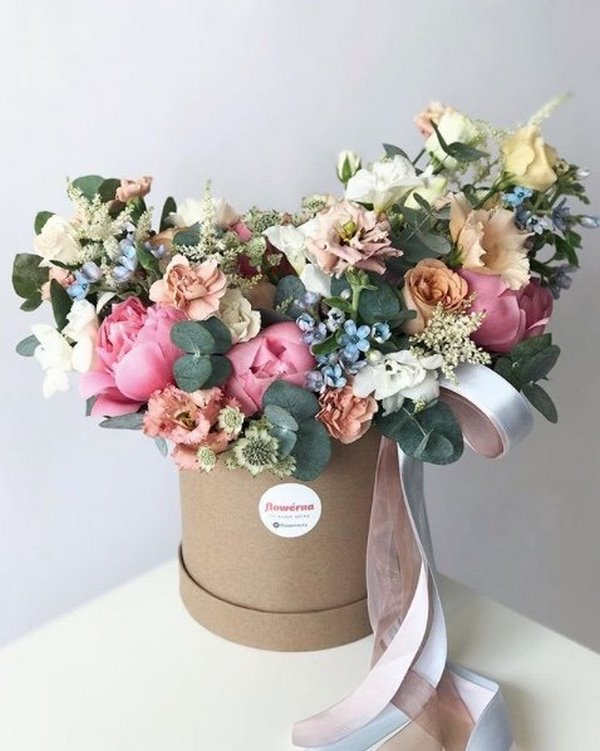 Charming floral arrangements 2020-2021: top trends and trends of the season in the photo