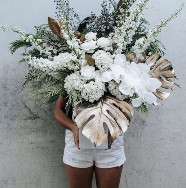 Charming floral arrangements 2020-2021: top trends and trends of the season in the photo