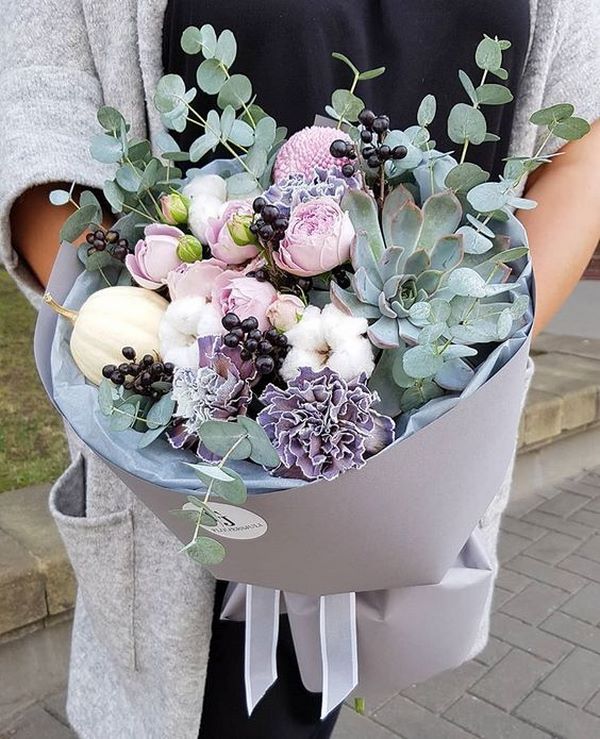 Charmerende blomsterarrangementer 2020-2021: toptrends og sæsontrends på billedet