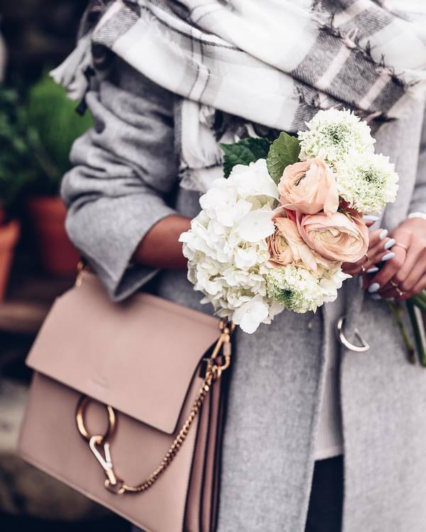 Charming floral arrangements 2020-2021: top trends and trends of the season in the photo